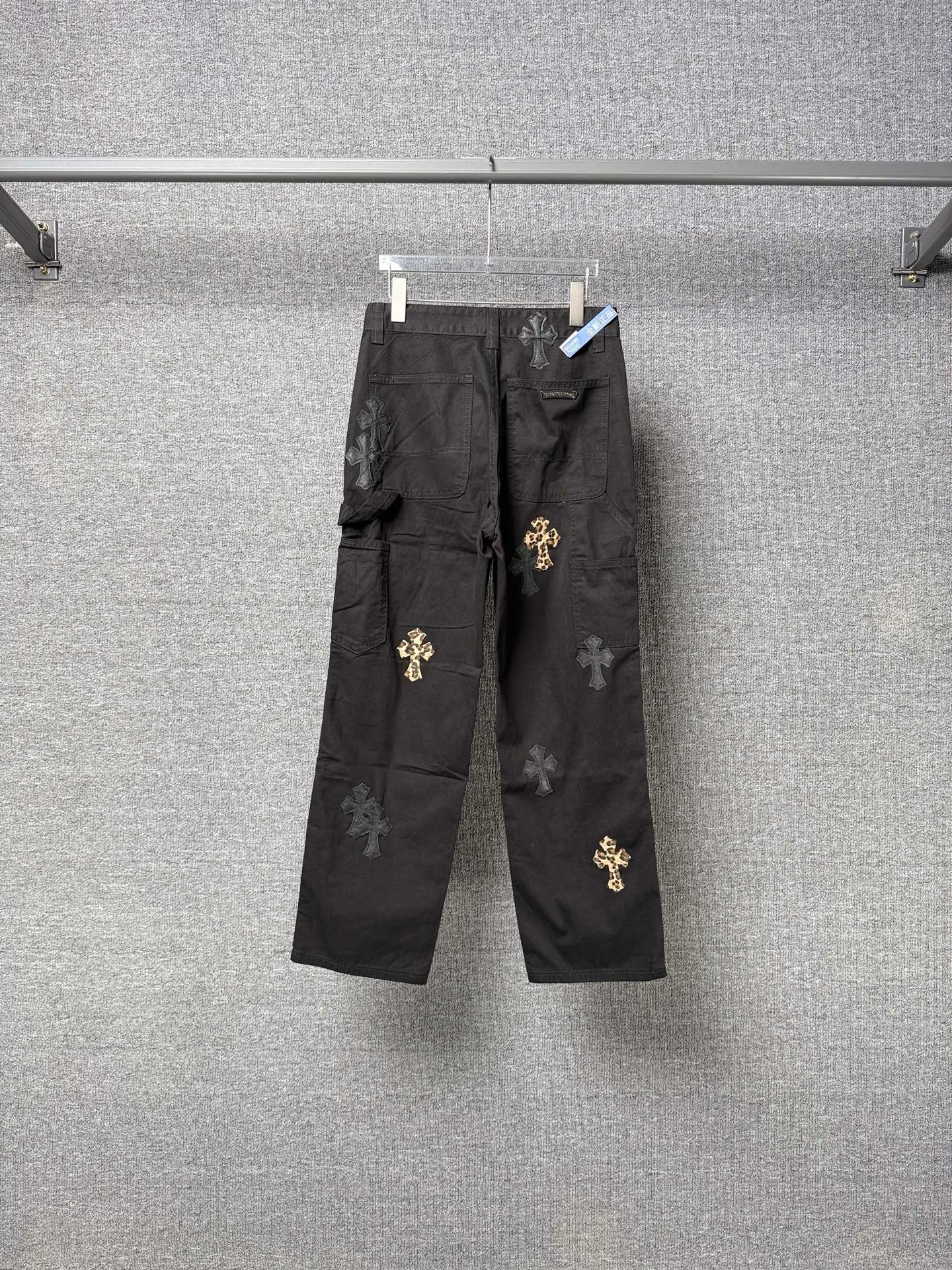 P270 💰 (Top version) Chrome hearts leopard print with black leather and multi-leather elements washed jeans. Really restores the ultimate vintage texture. Three-dimensional version. Loose and comfortable, not picky about the figure. Makes taller and slimmer. Factory precision. Original quality control. Same style for men and women. Can be matched with couples. Versatile recommendation. Must-have jeans for all seasons. Fashionistas have been disappointed. From the quality selection of fabrics, the tailoring of details, and the matching of patterns, they are all impeccable! The upper body is so handsome when worn...it can be easily worn by men, women and children! The craftsmanship is made of heavy-duty washed pure cotton denim fabric. After washing, it is soft and thick and looks very stylish when worn. Color: black Size: 28-30-32-34-36 (corresponding to S-M-L-XL-XXL)